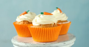 Açık mavi arkaplanda duran leziz havuçlu kekler, yakın plan.