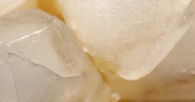 Arka plan olarak buz küplerine taze kahve dökülüyor. Yakın plan.