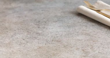 Gri masaya yumurta ve pastırmalı leziz krep koyan kadın, yakın plan. Breton galeti