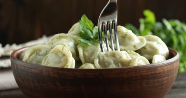 Lezzetli hamur tatlısı yemek kaseden çıkan baharatlarla masada çatal, yakın plan