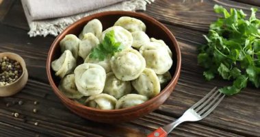 Baharatlı ve ahşap masada çatallı lezzetli hamur tatlısı.