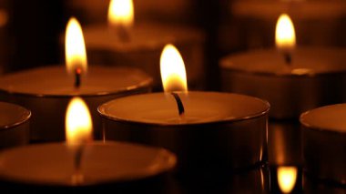 Koyu arka plan, closeup birçok yanan mum