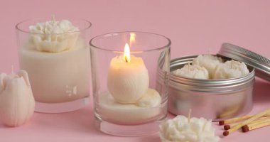 Pembe arka planda güzel çiçek şekilli mumlar