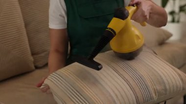 Profesyonel temizlikçi kanepe yastığı ile evde buhar temizleyicisi, yakın çekim