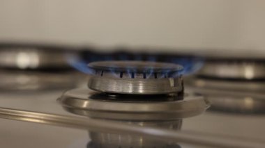Gaz ocağında yanan mavi alev, yakın plan.