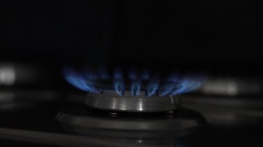 Ocakta mavi alev olan gaz ocağı, yakın çekim