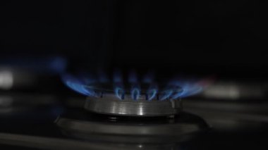 Ocakta mavi alev olan gaz ocağı, yakın çekim