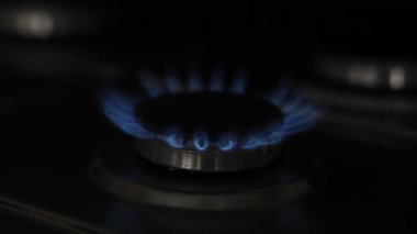 Ocakta mavi alev olan gaz ocağı, yakın çekim