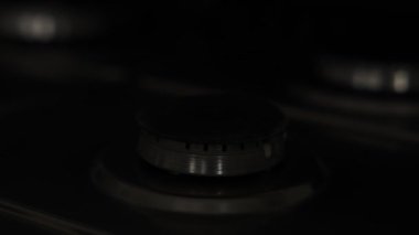 Gaz ocağını aç, ocağı kapat.