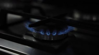 Ocakta mavi alev olan gaz ocağı, yakın çekim