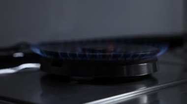 Ocakta mavi alev olan gaz ocağı, yakın çekim