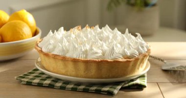 Limonlu turtada krema, ahşap masada meşale, yakın plan.