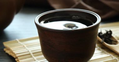 Ahşap masada fincanda romatik çay, yakın plan.