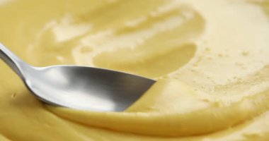 Kaşıkla karıştırılmış lezzetli peynir sosu, yakından.