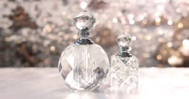 Parlak arka planda beyaz masada parfüm şişeleri