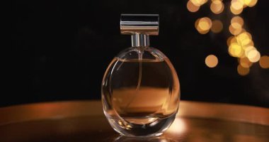 Bir şişe aromatik parfüm metal tepside siyah arka planda yanıp sönen ışıklar ve dumanla yakın plan. Bokeh etkisi