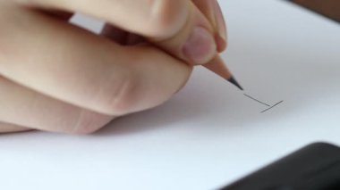 Kağıt üzerinde grafit kalemle yazı yazan kadın, kapat