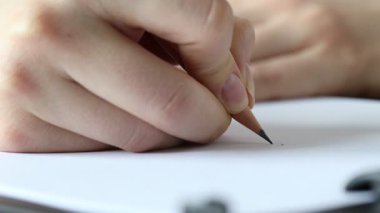 Kelime yazan kadın Kağıt üzerinde grafit kalemle gülümse, kapat