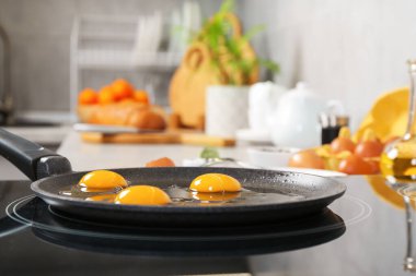 Mutfakta tavada lezzetli yumurtalar pişirmek, yakın plan.