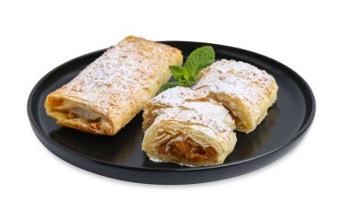 Pudra şekeri ve nane şekerli lezzetli elmalı çörekler beyaz üzerine izole edilmiş.