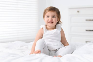 Sevimli küçük bebek kız evde yatakta