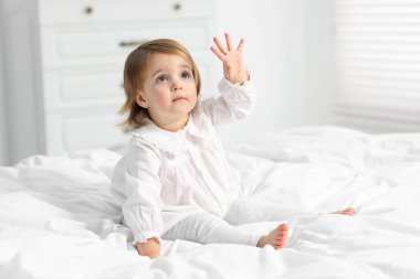 Sevimli küçük bebek kız evde yatakta