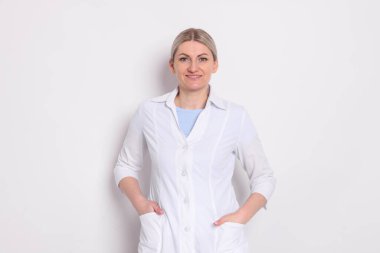 Beyaz arka planda profesyonel dişçi portresi