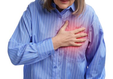 Kalp krizi geçirdi. Beyaz arka planda göğüs ağrısı çeken son sınıf öğrencisi kadın, yakın plan.