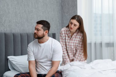Evdeki yatakta kızgın bir çift. İlişki sorunu