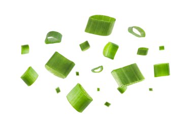 Doğranmış yeşil soğan. Beyaz arka planda uçan taze dilimler