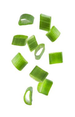 Doğranmış yeşil soğan. Beyaz arka planda uçan taze dilimler