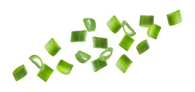 Doğranmış yeşil soğan. Beyaz arka planda uçan taze dilimler