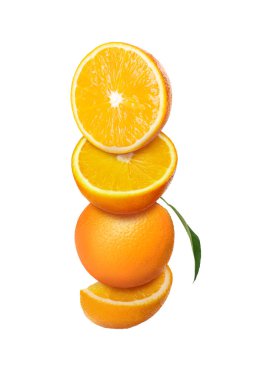 Yeşil yapraklı taze, sulu portakallar beyaz arka plana düşüyor.
