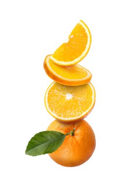 Taze sulu portakallar ve beyaz arka plana düşen yeşil yaprak