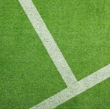 Yeşil çimenlikte işaretleri olan futbol sahası