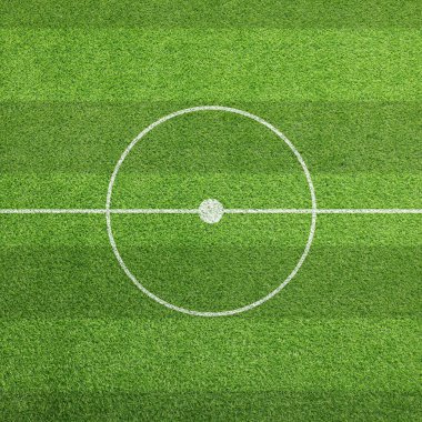 Yeşil çimenlikte işaretleri olan futbol sahası