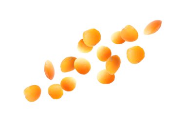 Beyaz arka planda uçuşan kuru kırmızı mercimek