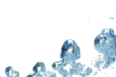 Suda bir sürü hava kabarcığı var, yakın plan. Metin için boşluk