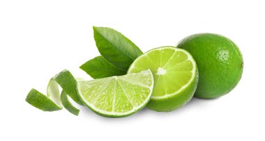 Lezzetli taze limon meyveleri ve beyaz arka planda yeşil yapraklar.