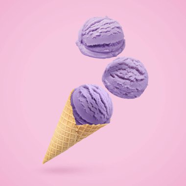 Dondurma kepçeleri ve leylak rengi arka planda havada waffle külahı