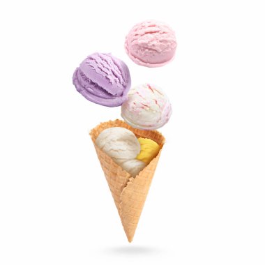 Dondurma kepçeleri ve beyaz arka planda havada waffle külahı