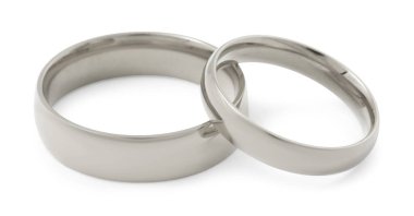 Parlak gümüş alyanslar beyazda izole edilmiş