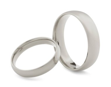 Parlak gümüş alyanslar beyazda izole edilmiş