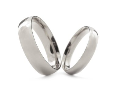 Parlak gümüş alyanslar beyazda izole edilmiş