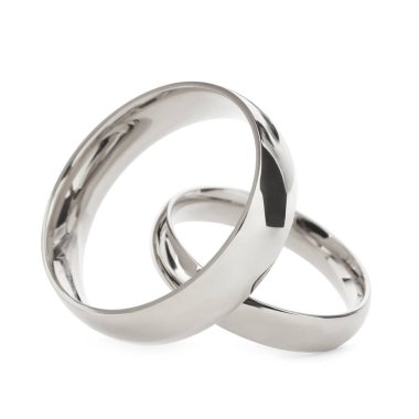 Parlak gümüş alyanslar beyazda izole edilmiş