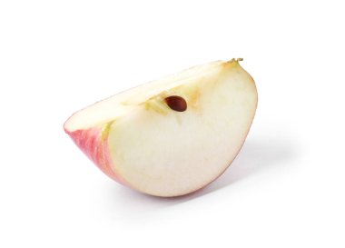 Taze olgun elma parçası beyaza izole edilmiş.