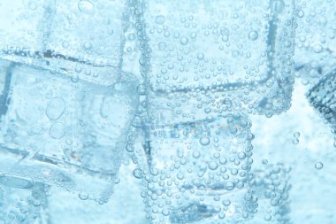 Arka plan olarak buz küpleri ile soda tazeleniyor, yakın plan
