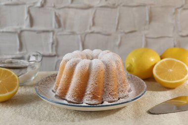 Lezzetli limonlu pasta, pudra şekerli ve narenciye meyveli.