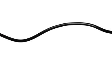 Beyaz üzerine izole edilmiş siyah bir elektrik kablosu