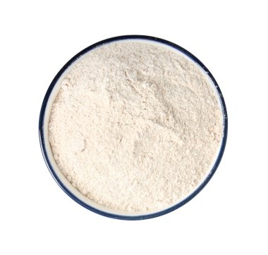 Kahverengi pirinç unu beyaz kasede izole edilmiş, üst manzara.